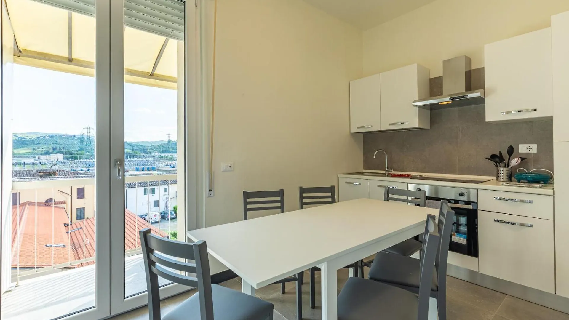 3 Bedroom Cozy Apartment In Scandicci